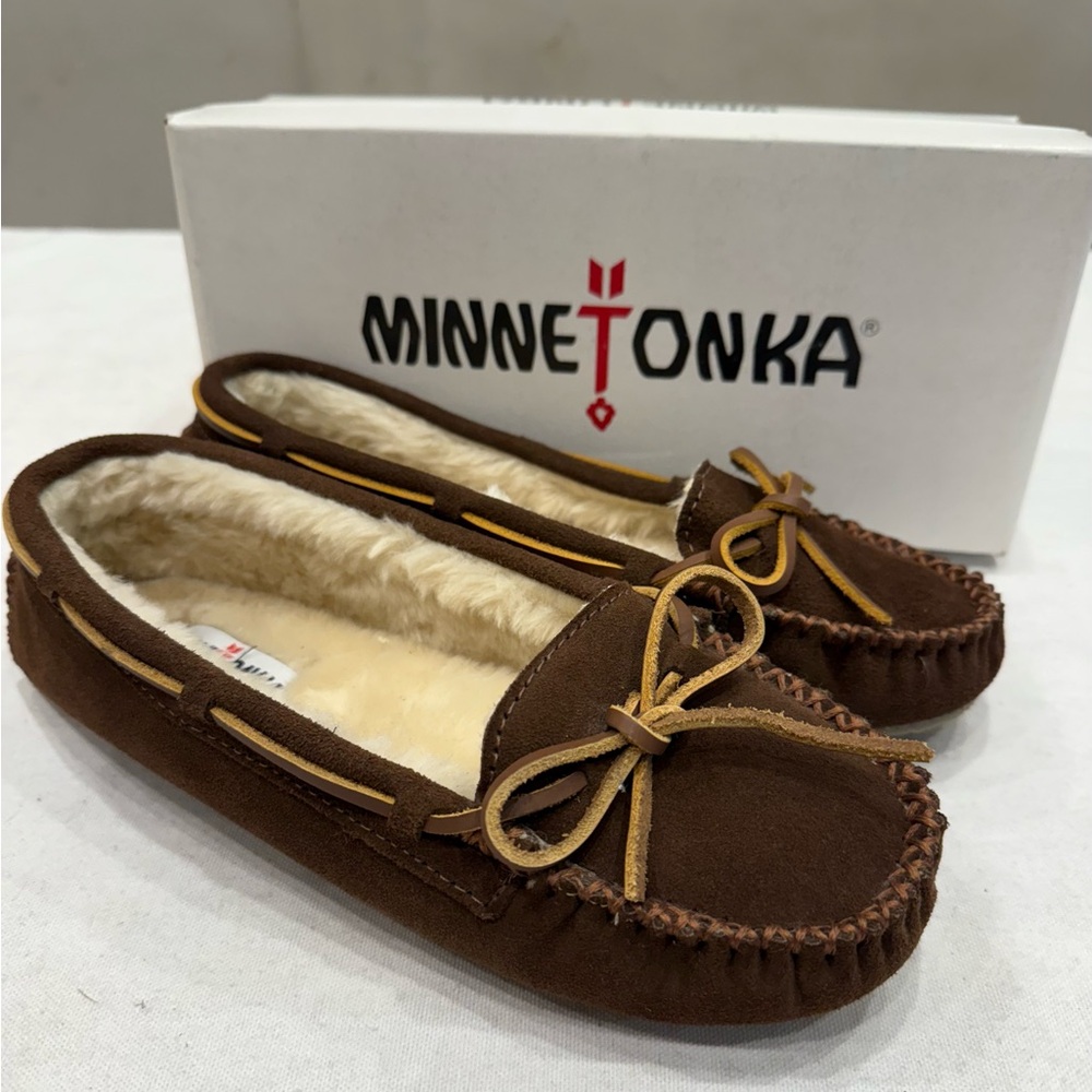 New With Defects Minnetonka Cally Women's Moccasins Color Chocolate Size 9